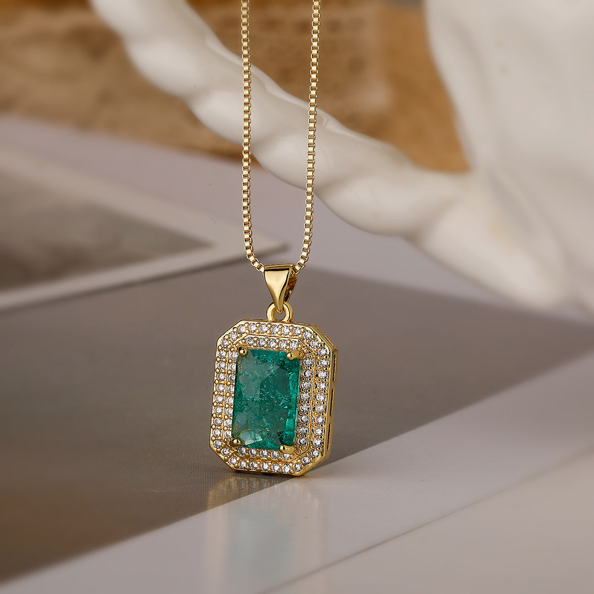 Collana con Pendente Quadrato Geometrico Minimalista da Donna in Ottone Placcato Oro 18K con Dettagli in Zirconi