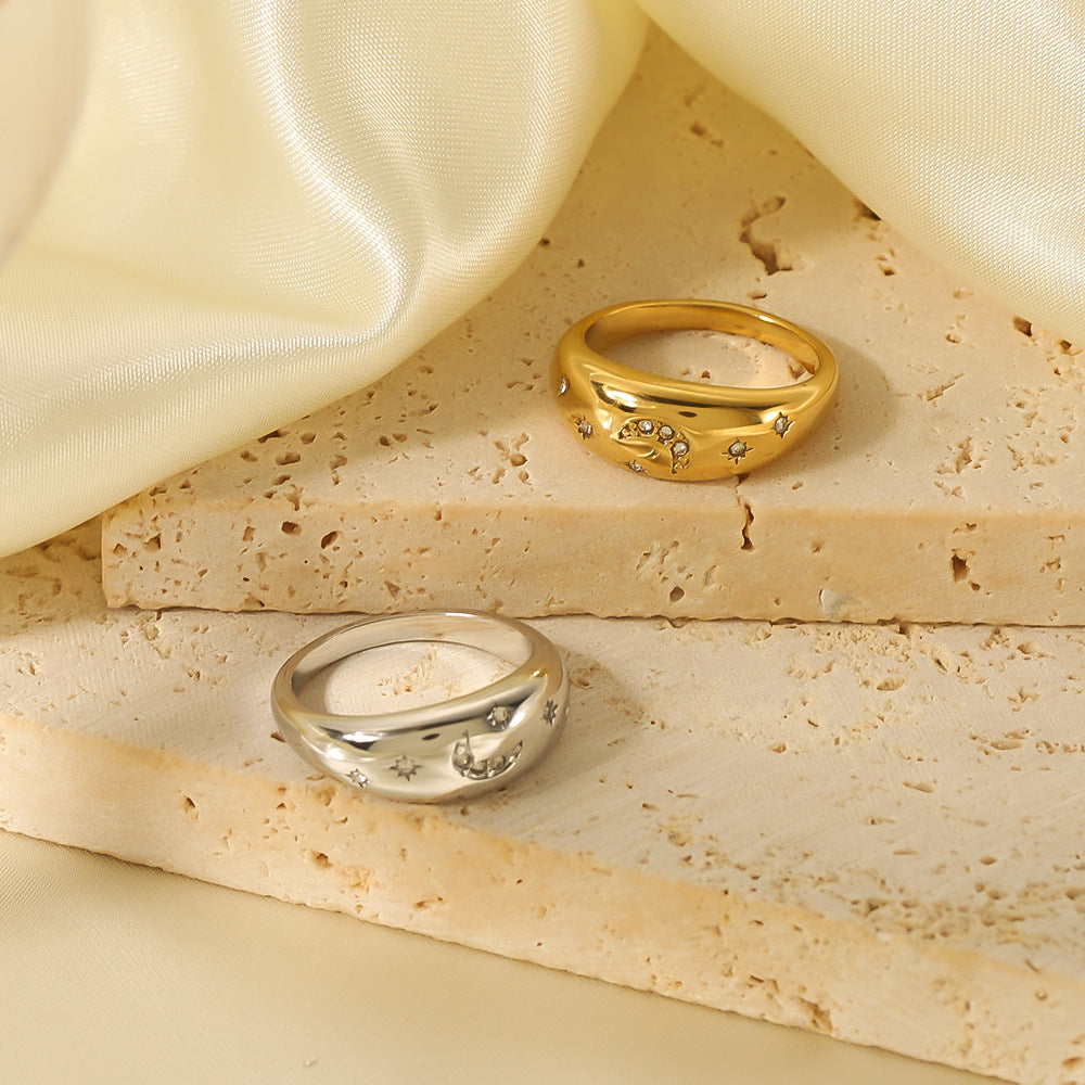 Anello con Ciondolo a Luna e Stella Geometrico Minimalista in Acciaio Inossidabile con Intarsio di Zirconi e Placcatura in Oro 18K da Donna