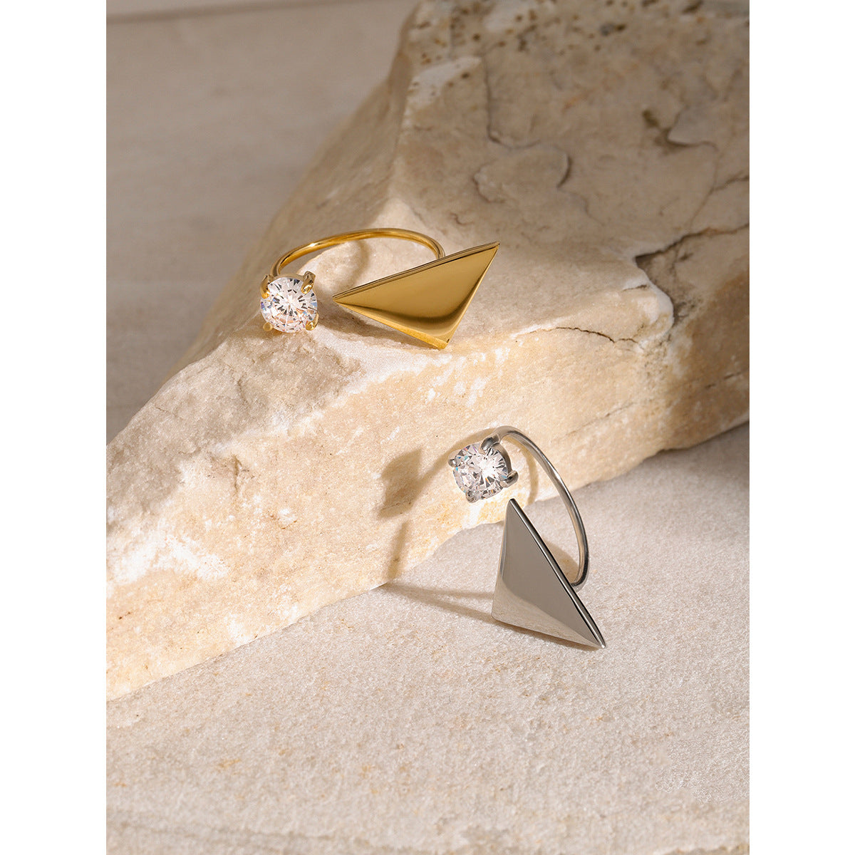 Anello Aperto a Triangolo Geometrico Minimalista in Acciaio Inossidabile Placcato Oro 18K con Zircone Rotondo