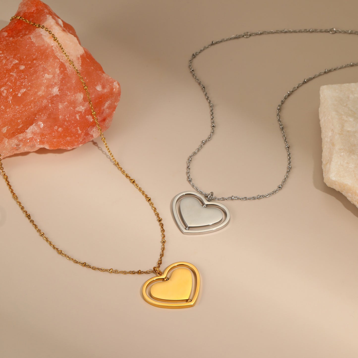 Collana con Ciondolo Rotante Inciso a Cuore Lucidato in Acciaio Inossidabile con Placcatura in Oro 18K per Donna