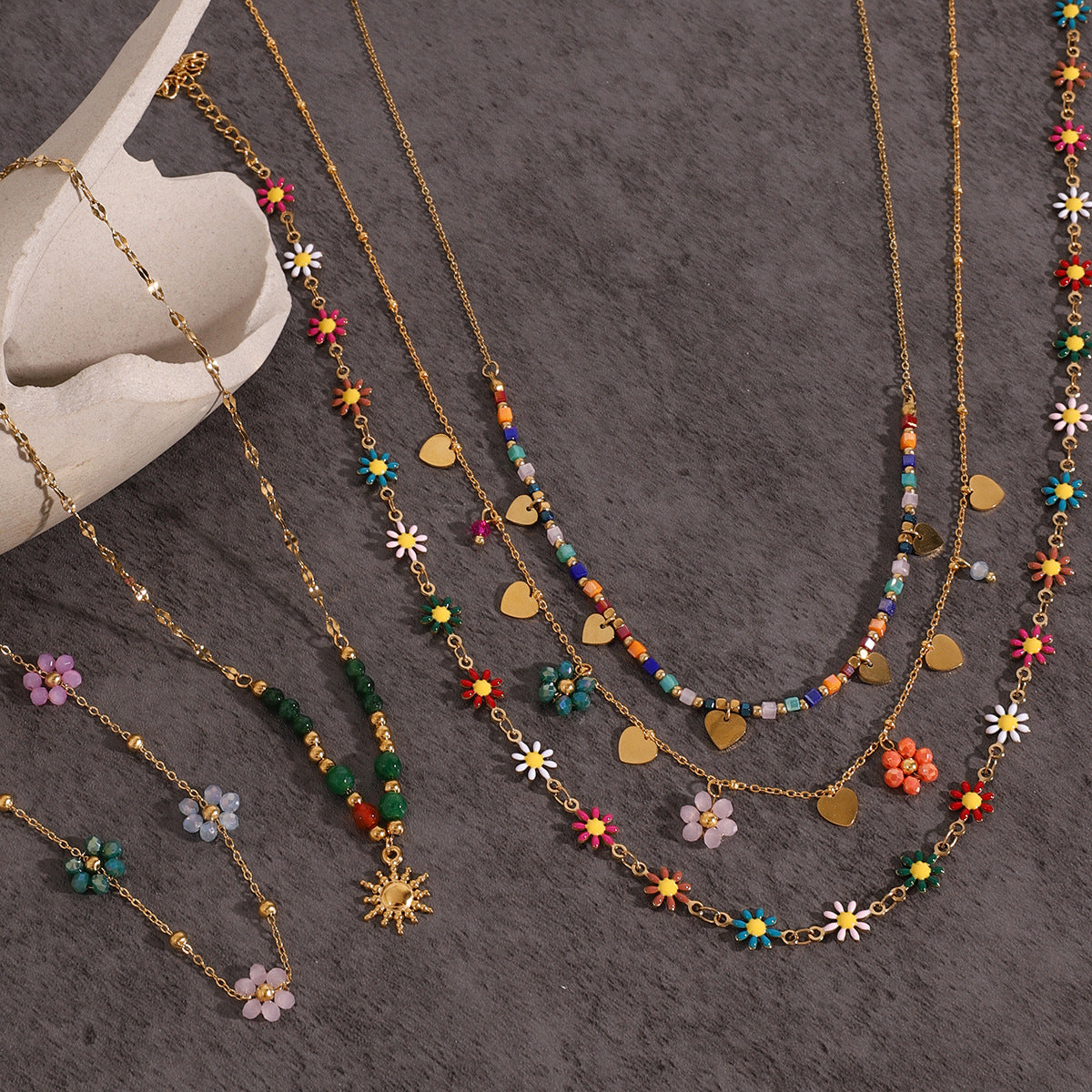 Collana con pendente bohémien geometrico in acciaio al titanio placcato oro con dettagli floreali da donna