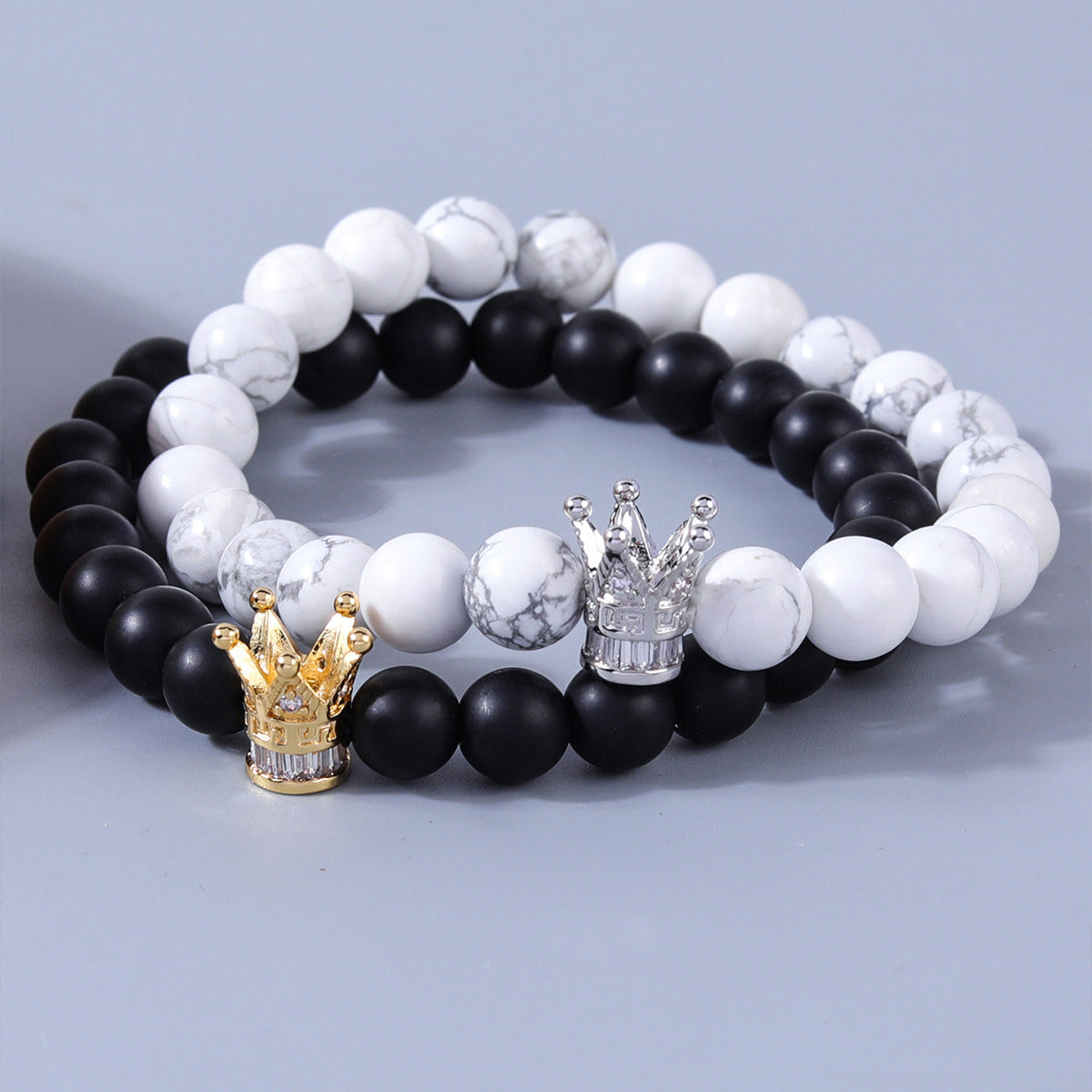 Pulsera Minimalista con Cuentas en Forma de Corona para Hombres y Mujeres, Pulsera Hecha a Mano de Plástico Resina con Incrustaciones de Circonita Chapada en Oro, Joyería Versátil a Juego