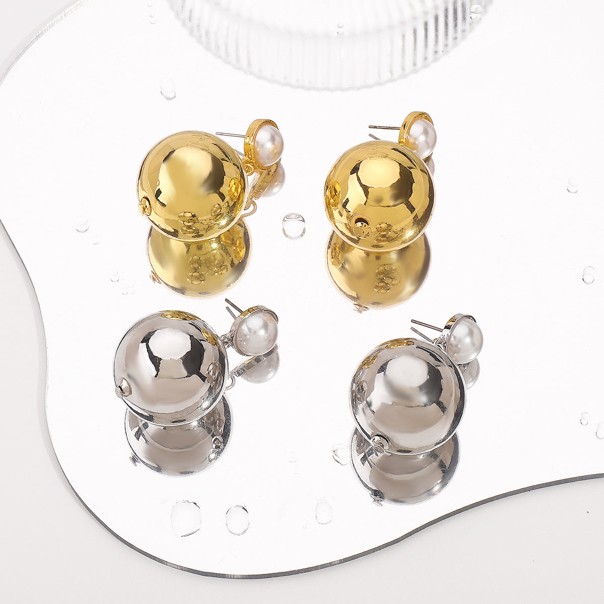 Elegantes Aretes Geométricos de Perlas para Mujer con Acabado Bañado, Joyería Moderna y Versátil para el Día a Día