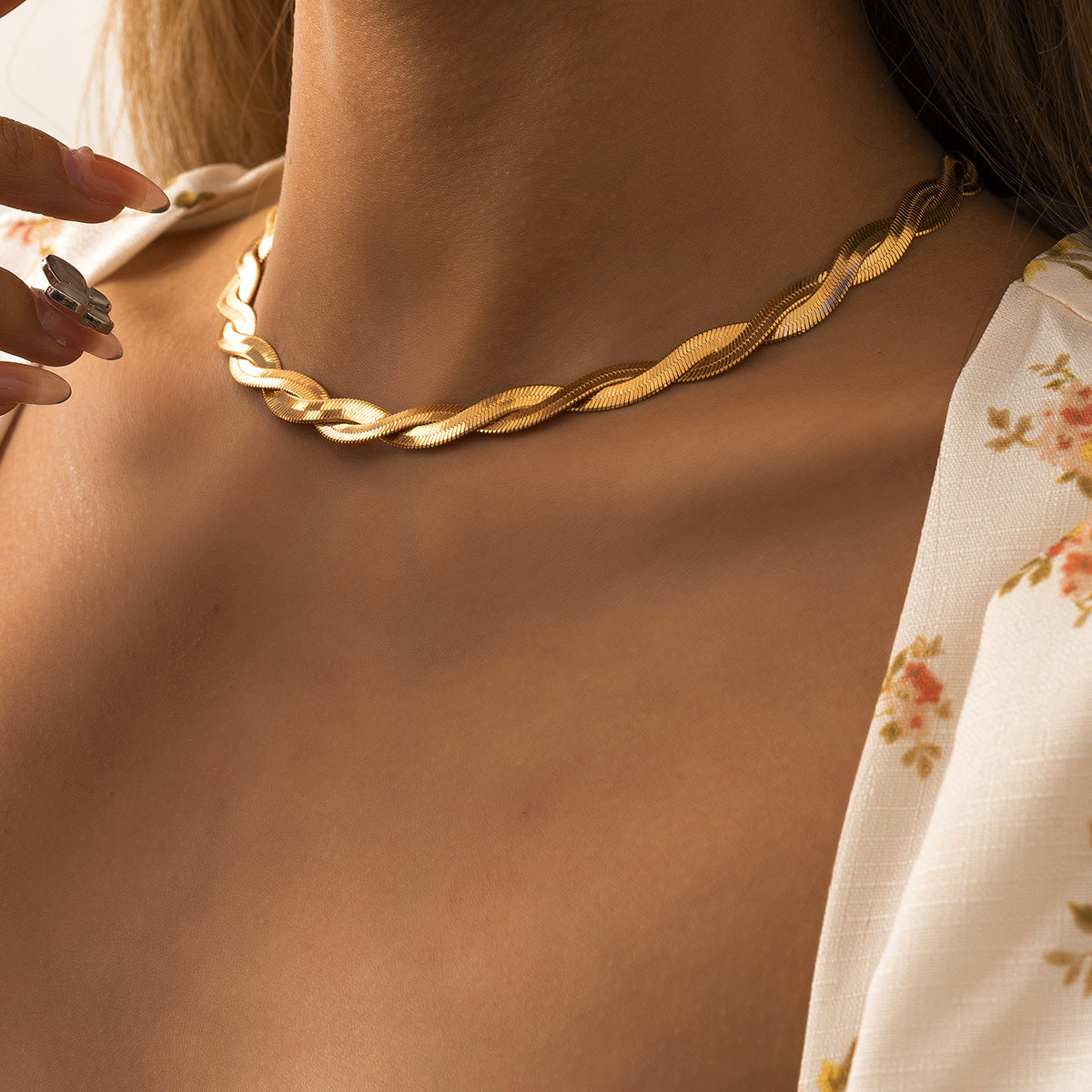 Collana girocollo da donna con catena a serpente intrecciata geometrica minimalista con ciondolo in rame galvanizzato e lega