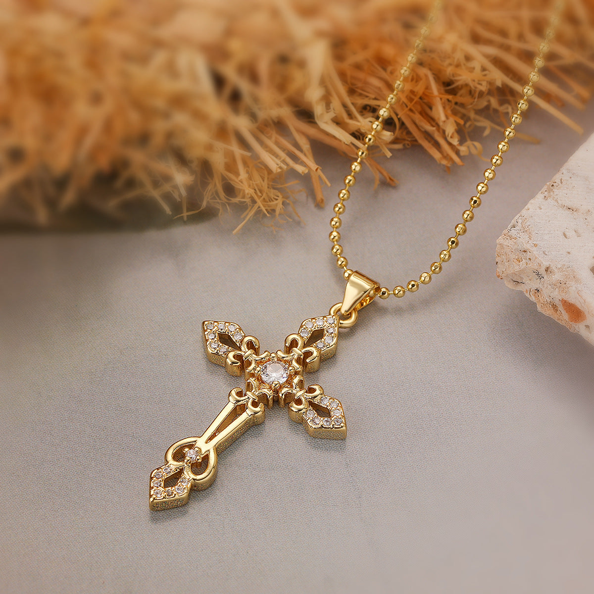 Collana pendente a croce minimalista da donna in ottone con intarsio in zirconi cubici e design geometrico