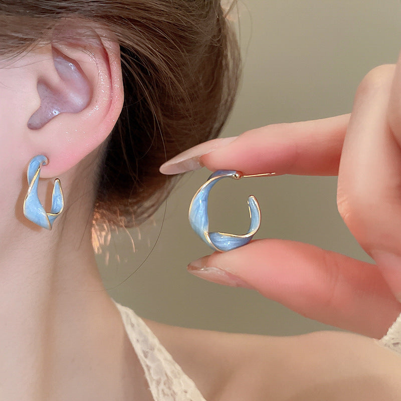 Orecchini floreali delicati con perni in argento, borchie in rame elettrolitico con nappe fluenti, estetica fresca e dolce per donna
