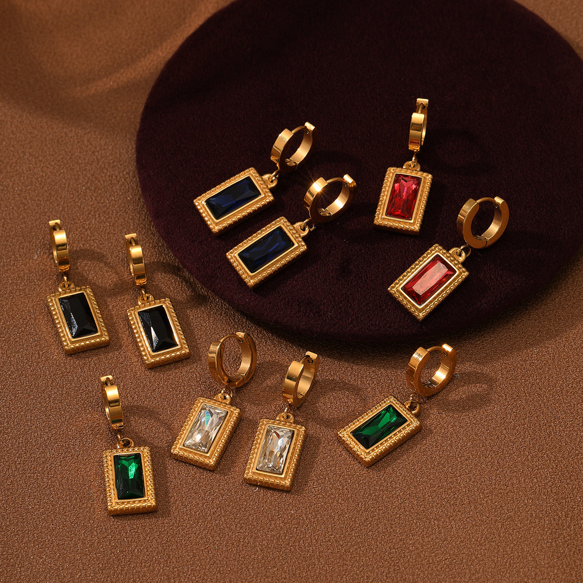 Pendientes cuadrados de acero titanio con circonita chapados en oro de 18 quilates para mujer