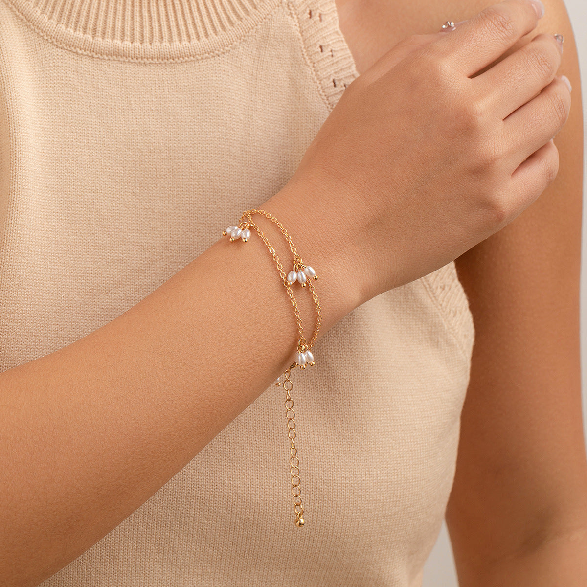 Collana a fascia posteriore in stile perla con nappe color freddo minimalista con ciondolo geometrico e finitura placcata per donne
