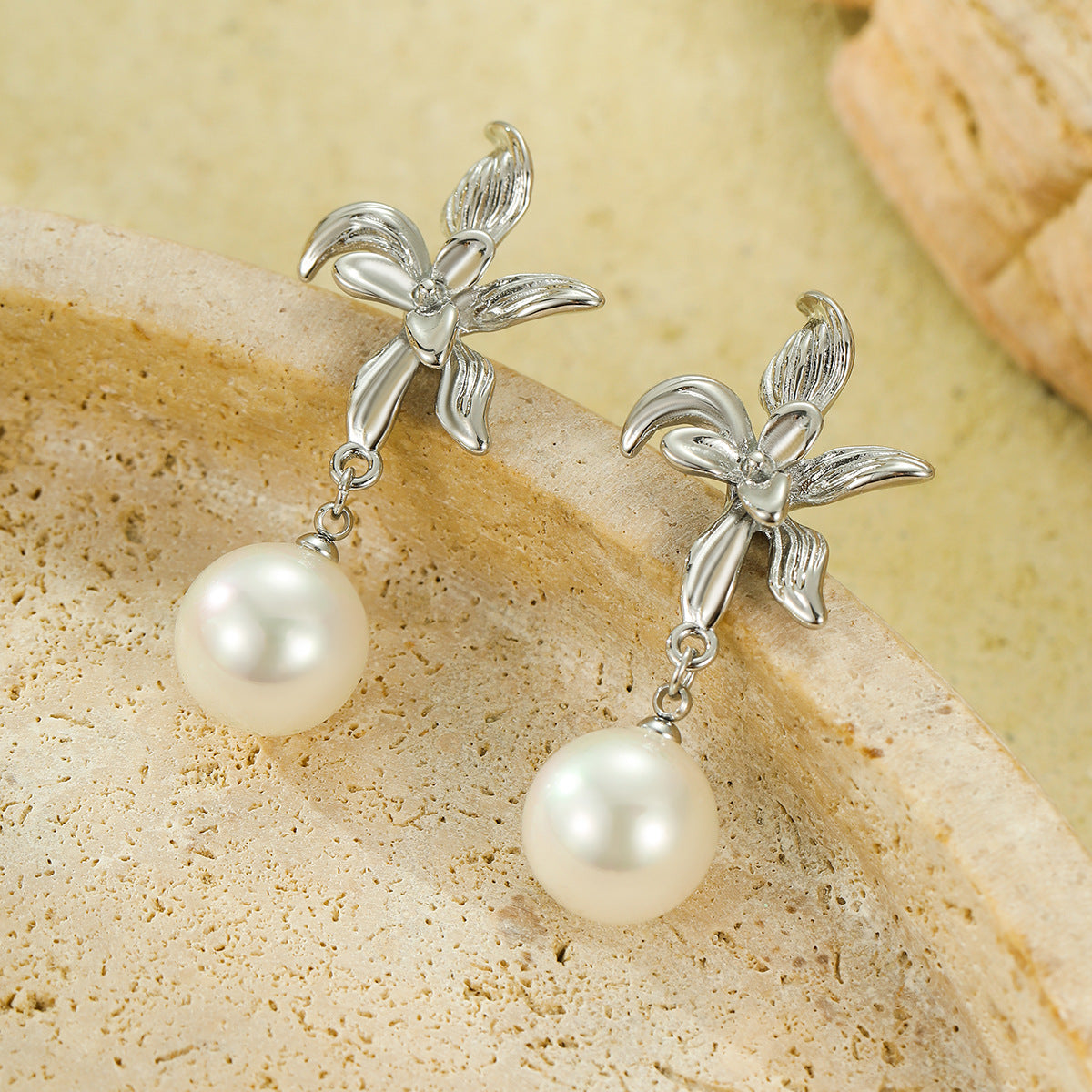 Orecchini a Perno Vintage Floreali con Perle da Donna in Acciaio Inossidabile Placcato Oro