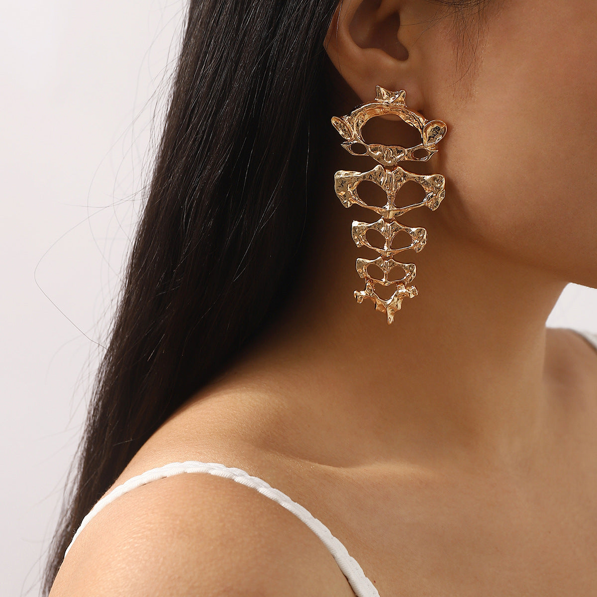 Pendientes de mujer articulados con forma de esqueleto geométrico de estilo vintage exagerado, fabricados en aleación con acabado chapado.