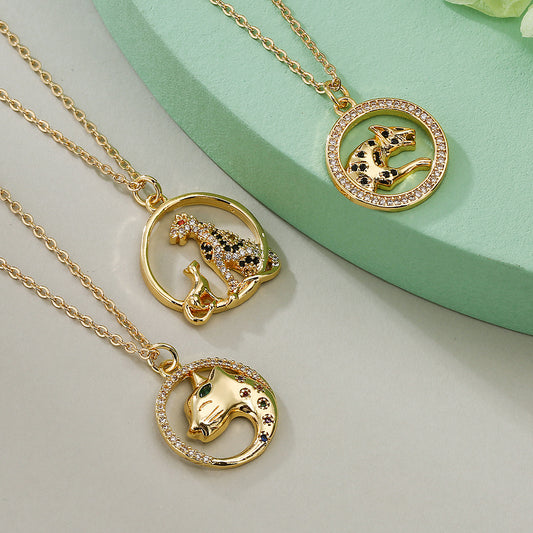 Collana in rame a forma di animale minimalista con intarsio in zirconi per donna