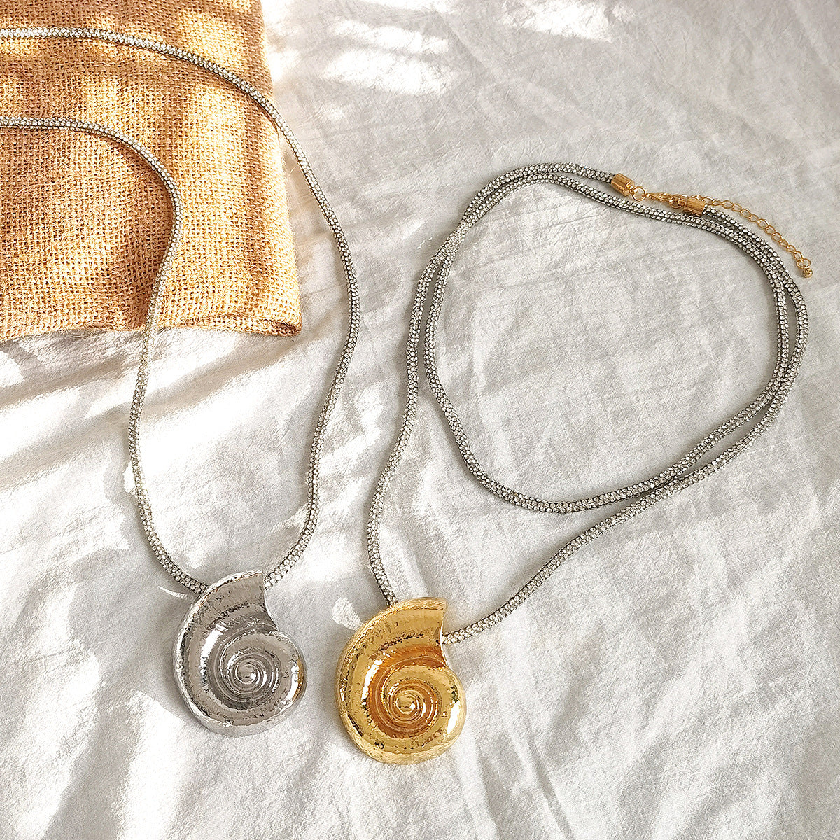 Collana pendente con conchiglia elegante e audace da donna con corpo in lega, intarsio di strass e finitura placcata