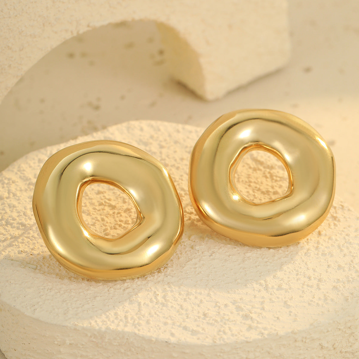 Pendientes de acero inoxidable redondos irregulares huecos estilo OL de moda con baño de oro de 18 quilates para mujer