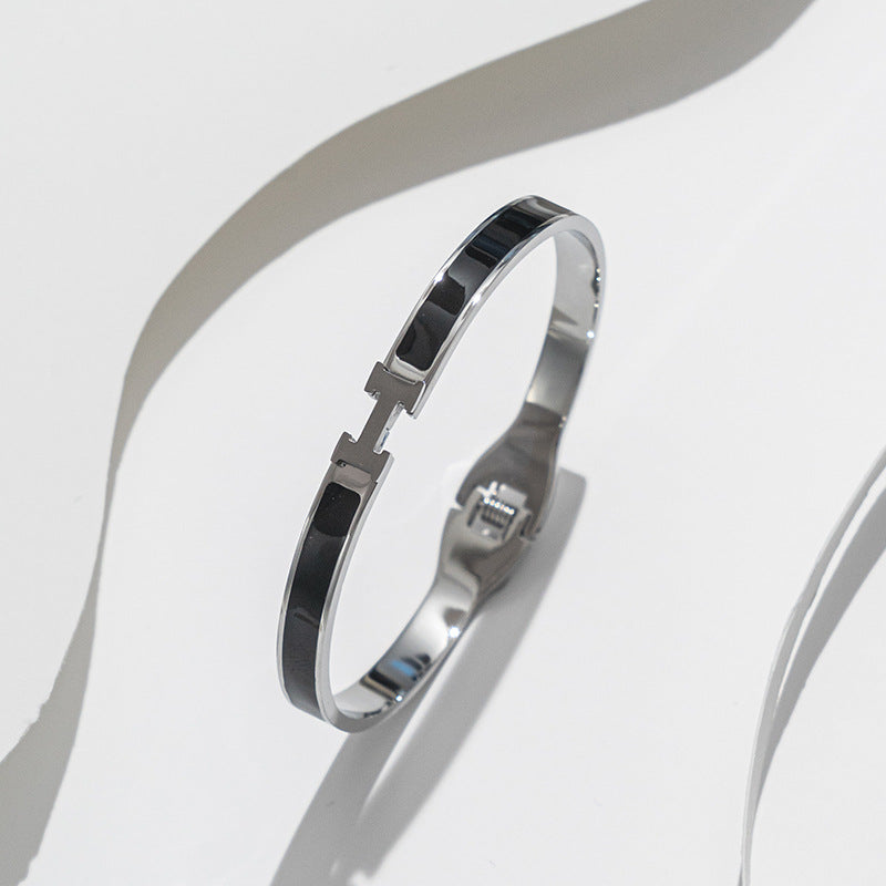 Bracciale Minimalista in Acciaio Inossidabile da Donna con Placcatura in Acciaio al Titanio e Intarsio di Strass a Forma Geometrica Ovale