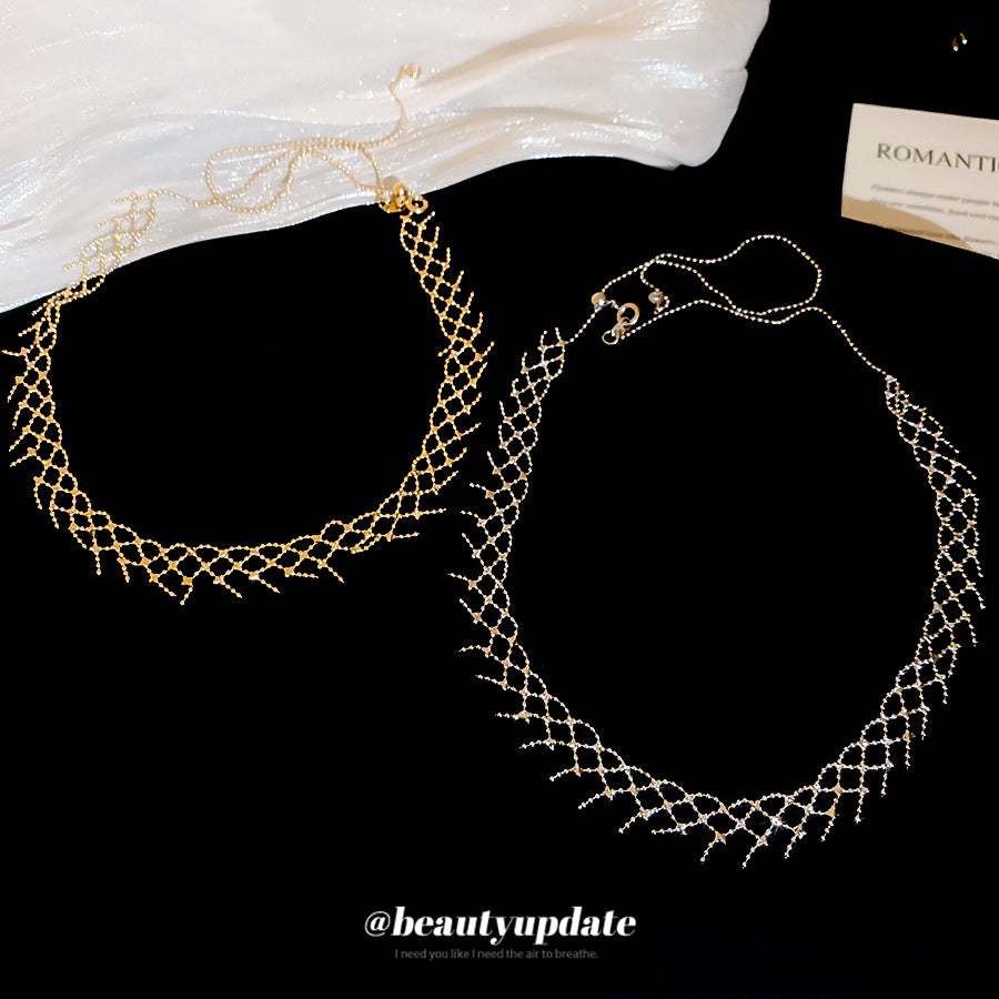 Collar con colgante calado minimalista de inspiración coreana para mujer con cadena de cobre chapado y diseño delicado para clavícula