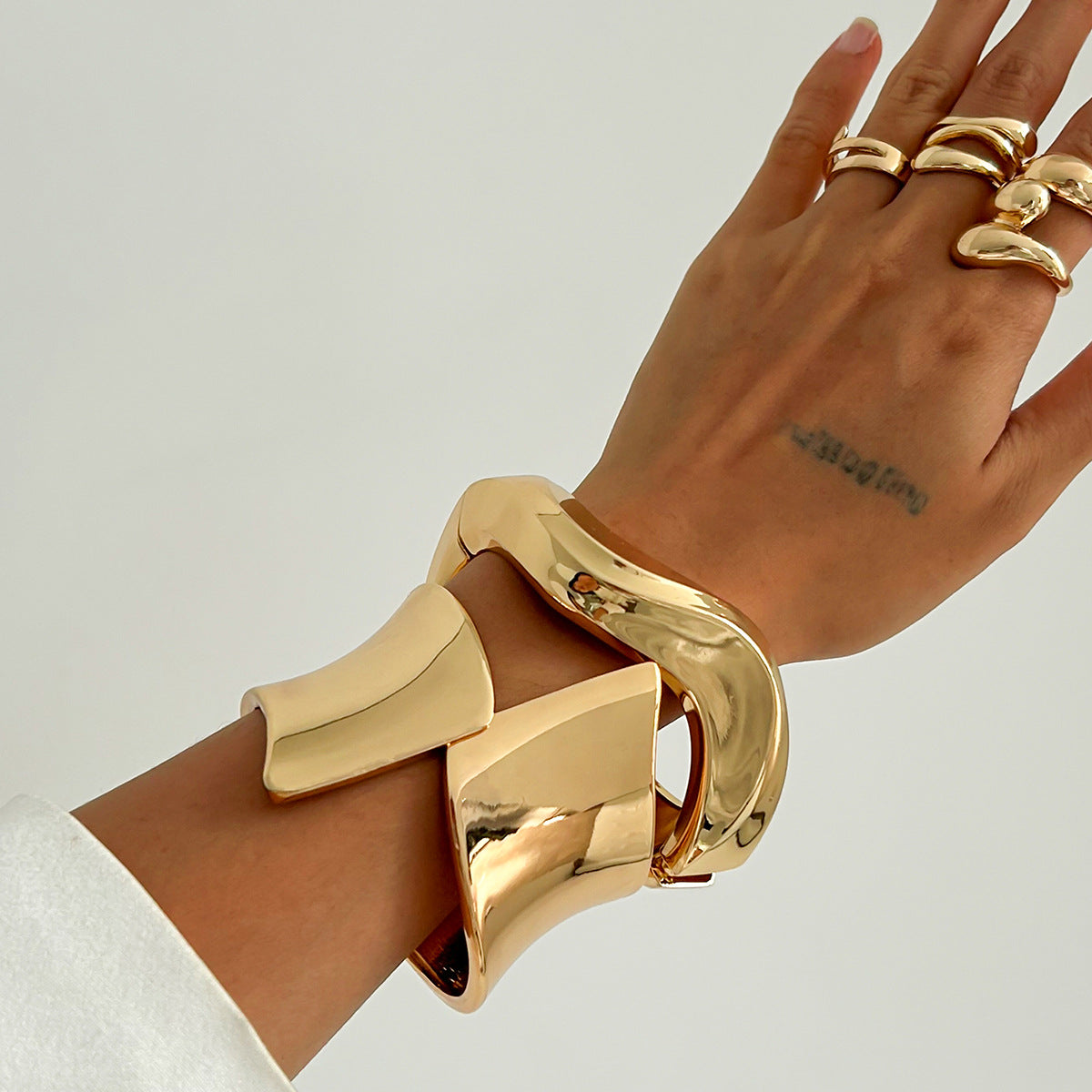 Bracciale rigido aperto da donna minimalista geometrico con texture a onde in lega con finitura placcata