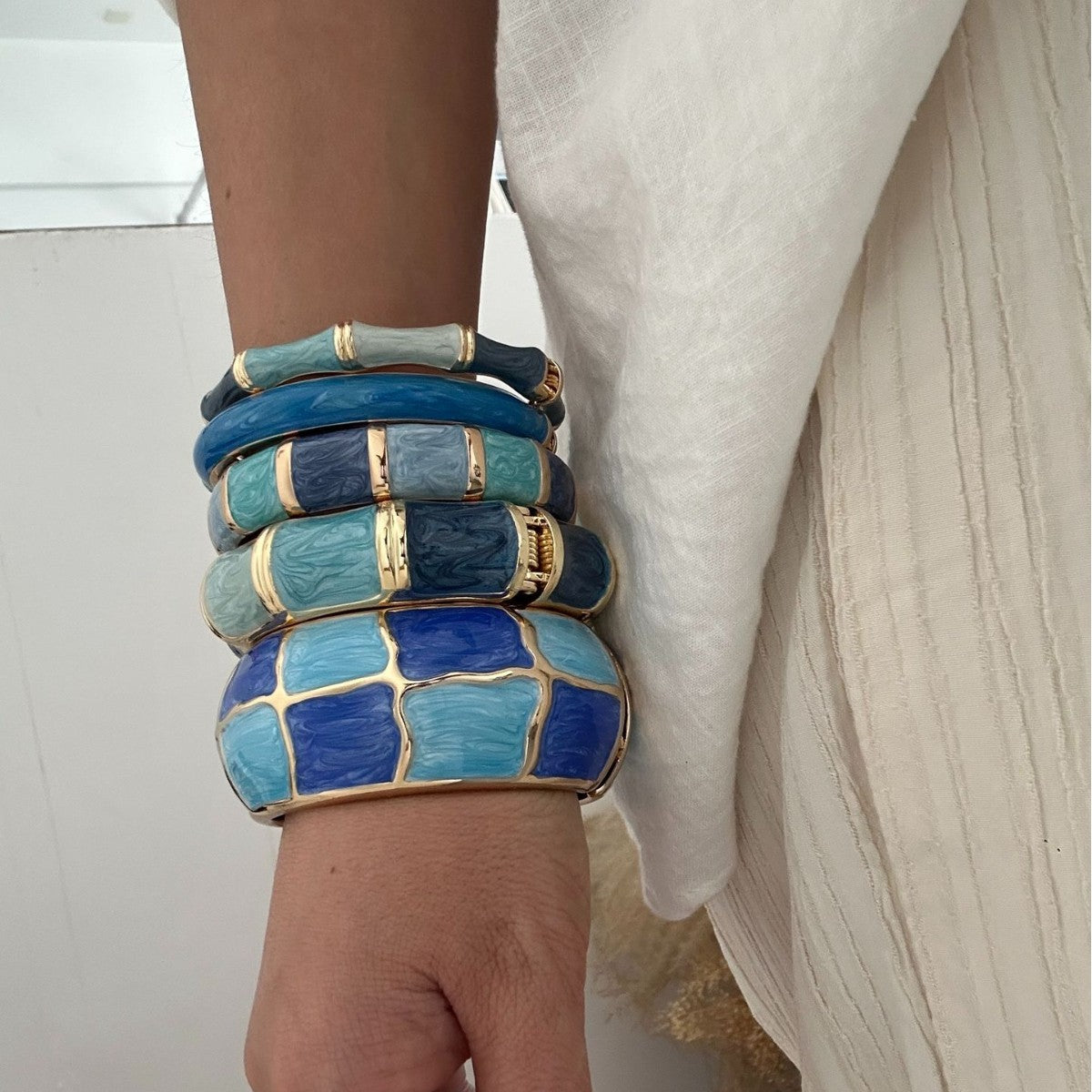 Bracciale rotondo in lega a scacchi geometrici con gocce d'olio colorate
