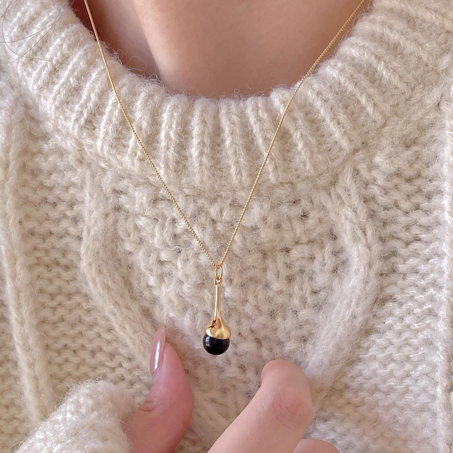 Collar Minimalista Geométrico de Ónice Negro en Plata de Ley 925 con Baño de Oro en Cadena de Cruz