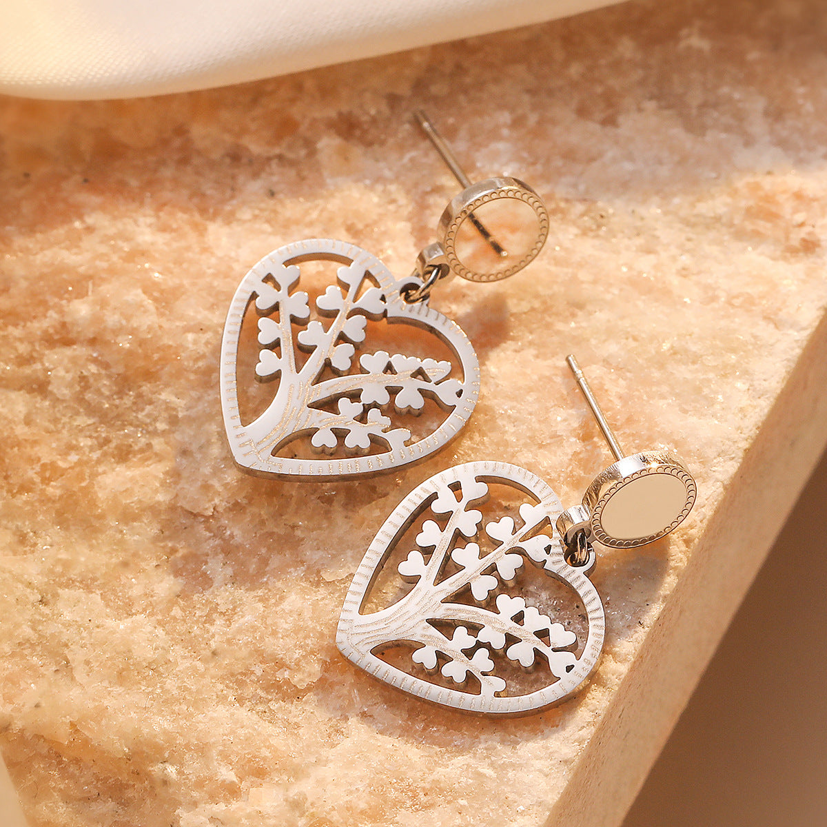 Orecchini da donna in acciaio al titanio a forma di cuore con Albero della Vita intagliato minimalista