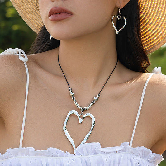 Collar con colgante irregular en forma de corazón hueco, dulce y atrevido, para mujer, con colgante geométrico de metal con acabado chapado en cordón encerado