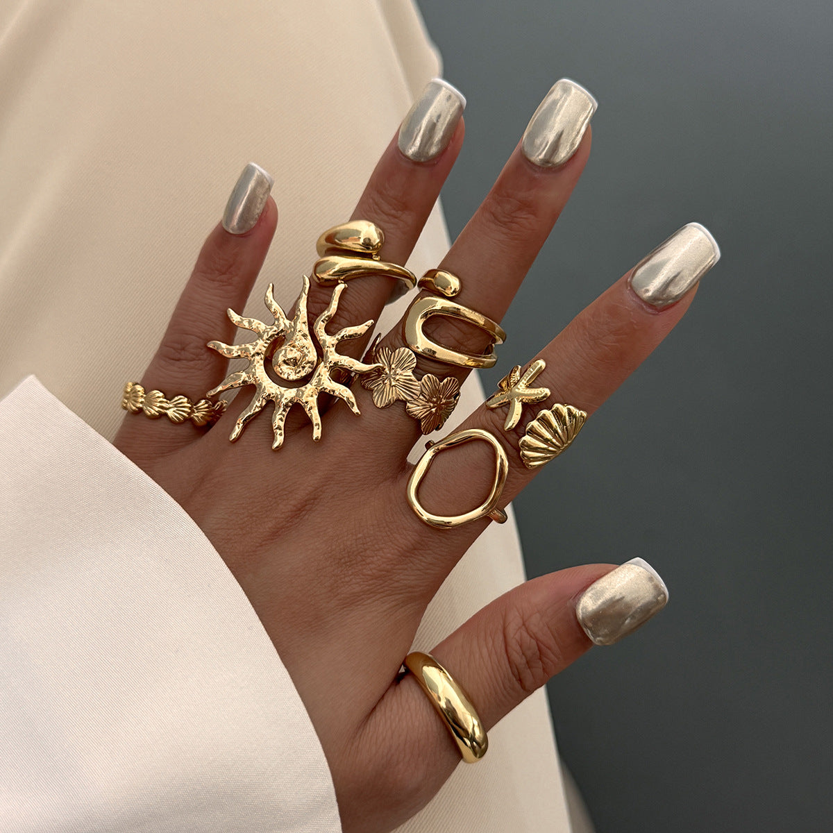Anello aperto personalizzato con elementi floreali e geometrici, conchiglia e stella