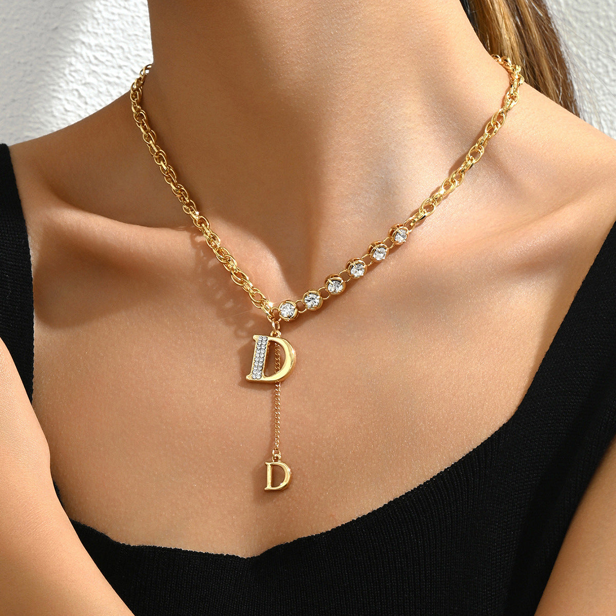 Collana con pendente a lettera, stile minimalista, da donna, con zirconi cubici incastonati su catenina in rame