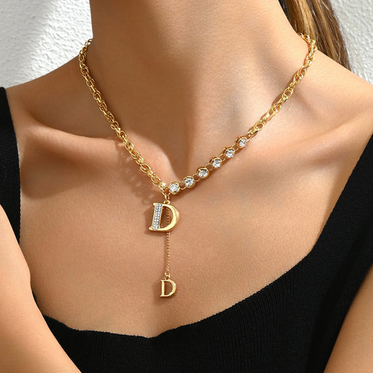 Collar con colgante de letra dulce y minimalista para mujer con incrustaciones de circonita cúbica en cadena de cobre