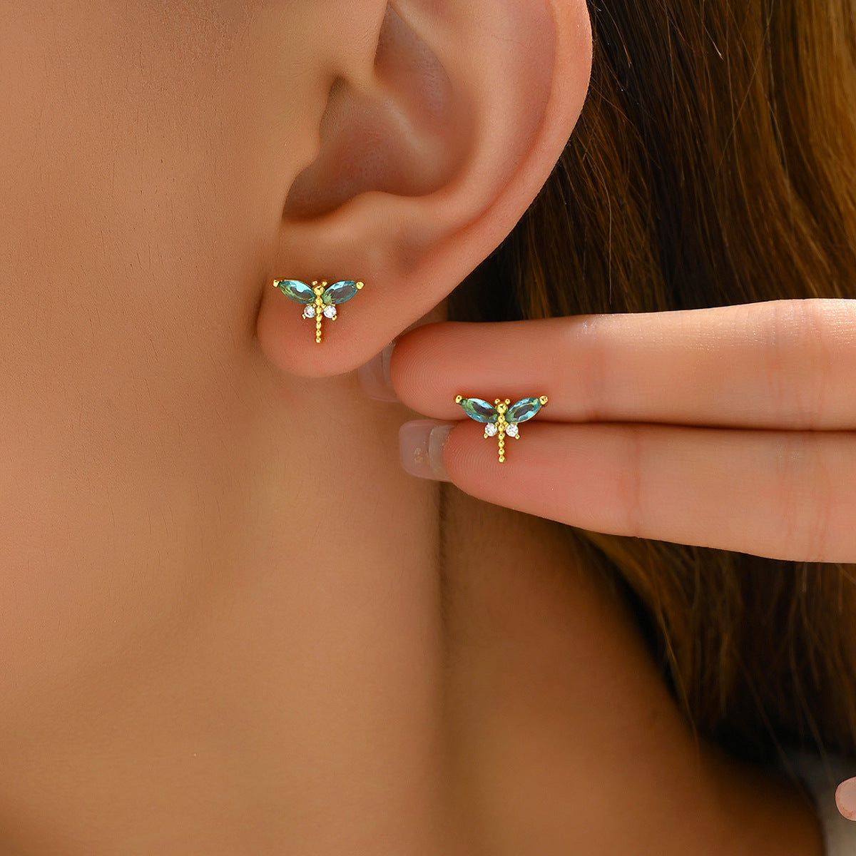 Bonitos pendientes de cobre con incrustaciones de circonitas con forma de libélula para mujer, con postes de acero inoxidable.