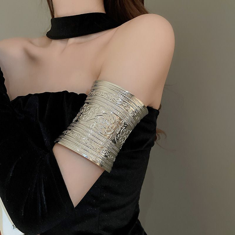Pulsera de metal con patrón de cuadrícula geométrica de tono frío minimalista con acabado galvanizado para mujer