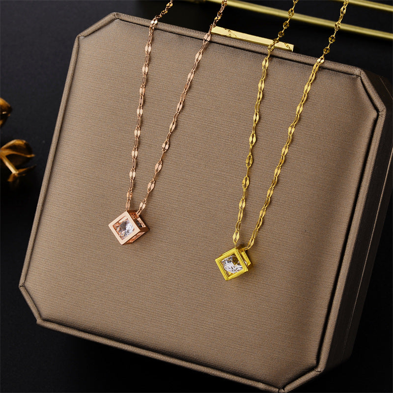 Collana da donna a forma di quadrato cavo geometrico minimalista con zirconi, in acciaio al titanio con finitura placcata e catena ondulata