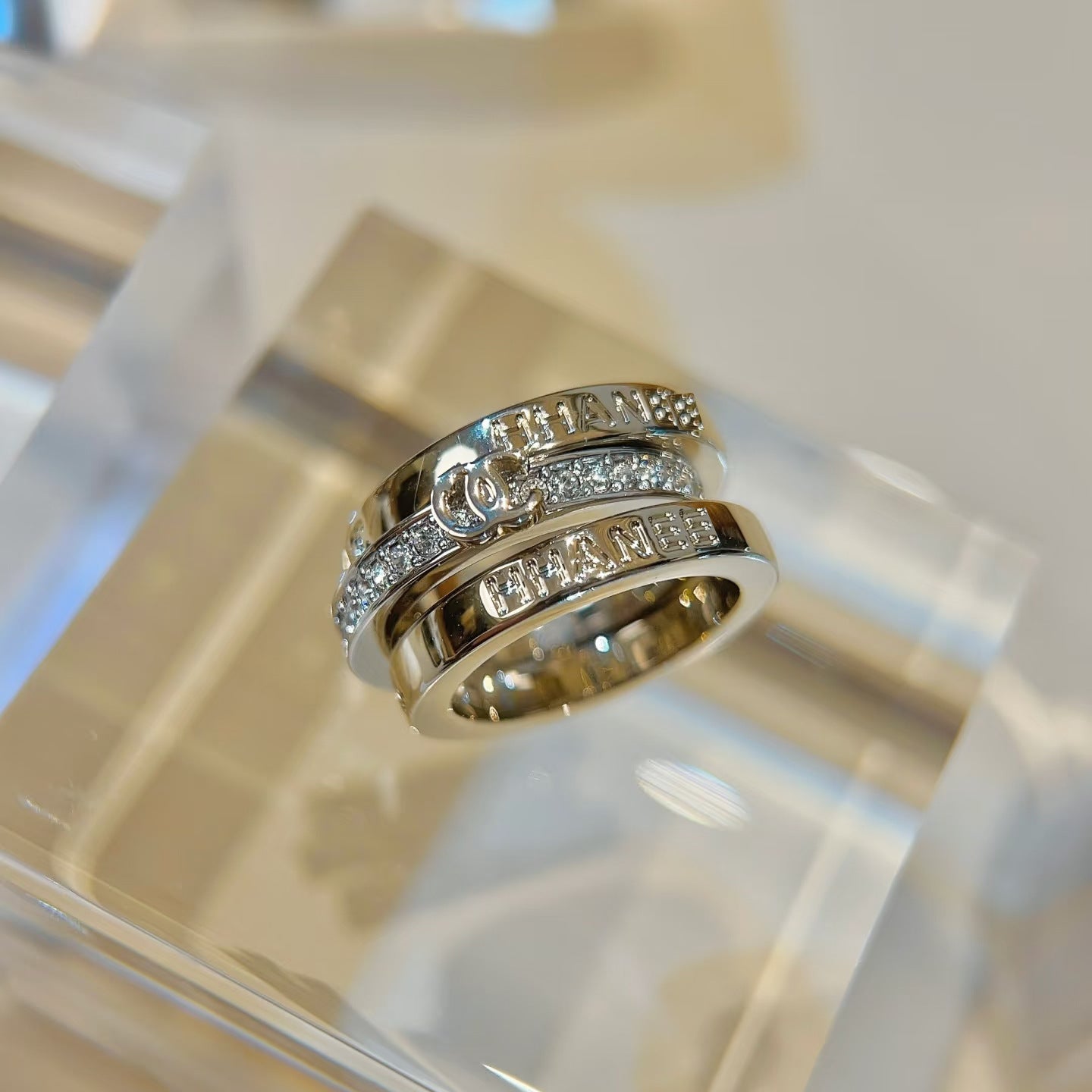 Anillo geométrico chapado en oro elegante de latón con doble letra C para mujer