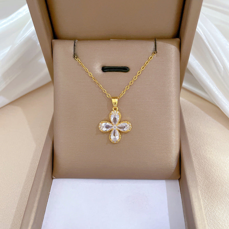 Collana con ciondolo a trifoglio in zircone geometrico fresco e dolce di lusso in acciaio inossidabile unisex