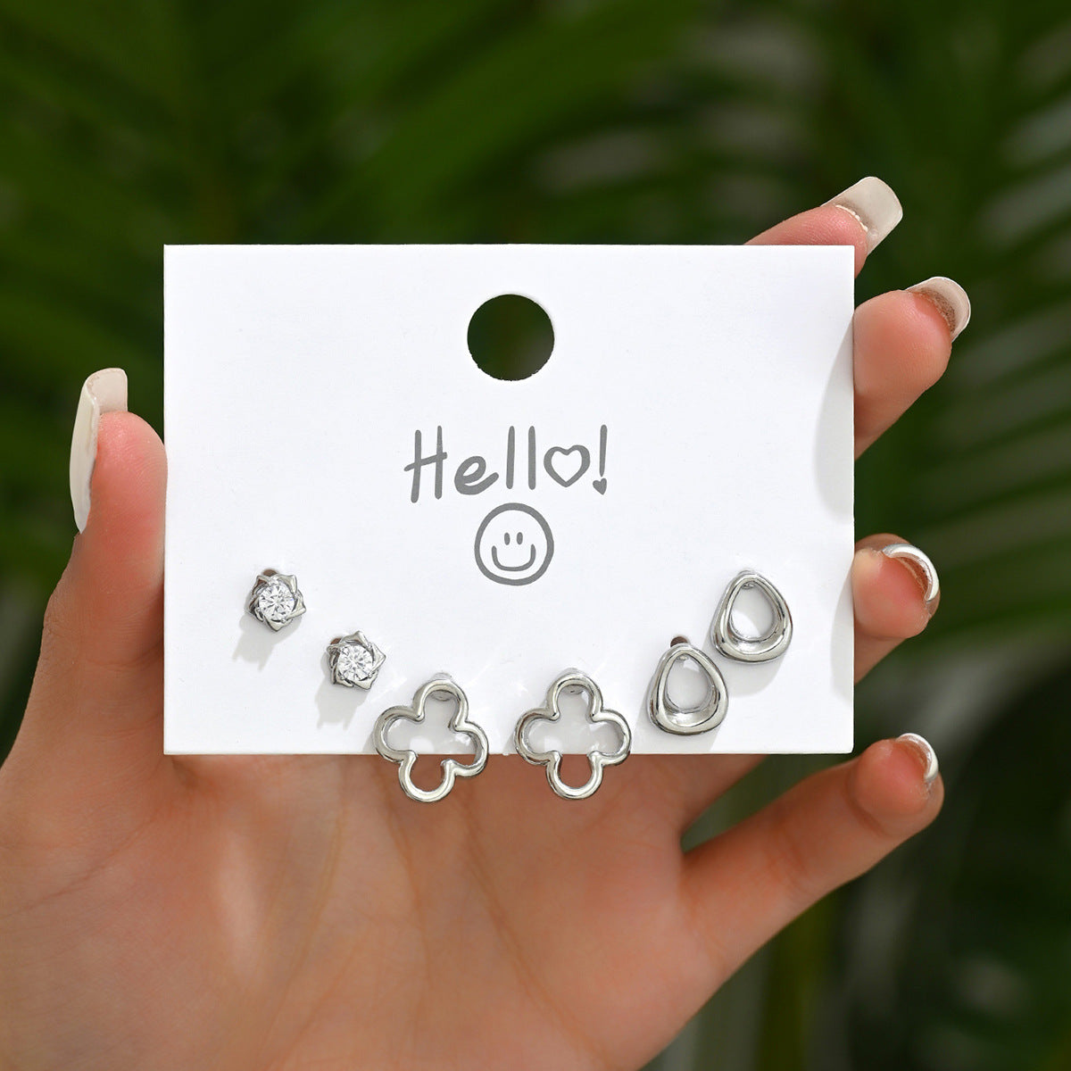Dulces pendientes con forma de trébol para mujer con incrustaciones de circonita sobre base de cobre y postes de acero inoxidable