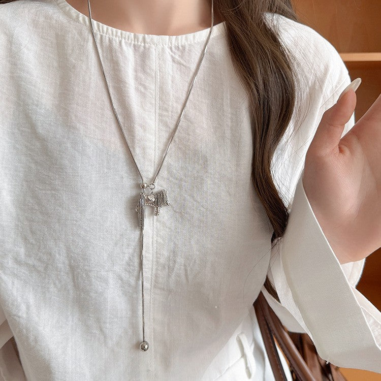 Collar con colgante de caballo minimalista de lujo para mujer en madera con chapado en oro de 18 quilates — Cadena para suéter de uso diario
