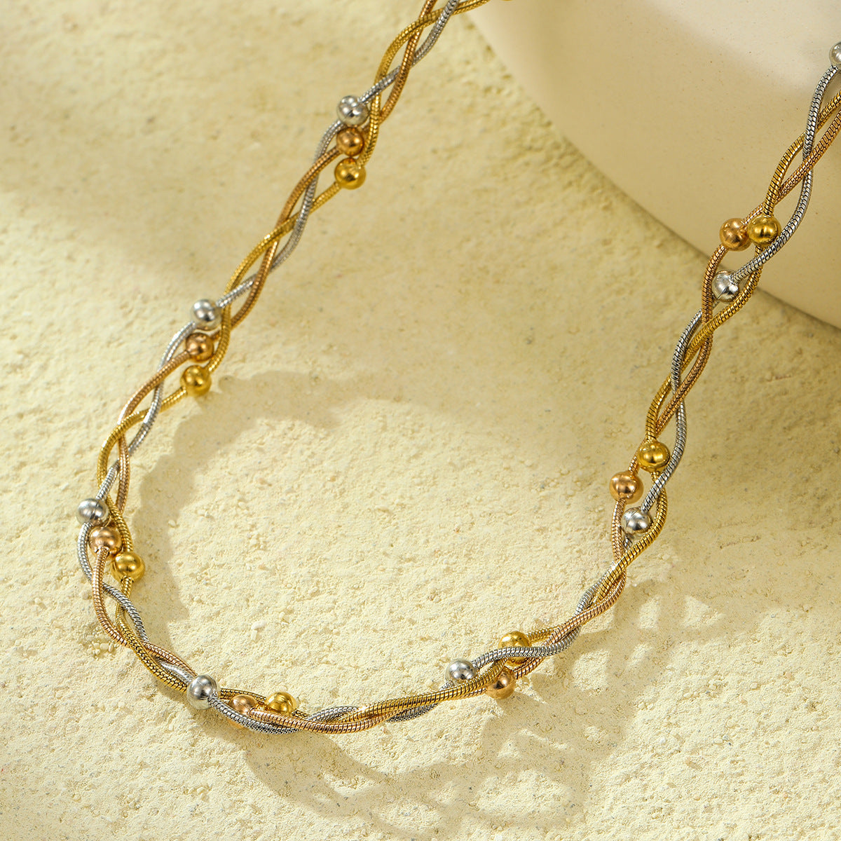 Collar de cadena de serpiente de acero de titanio minimalista y moderno con diseño entrelazado de cuentas para mujer