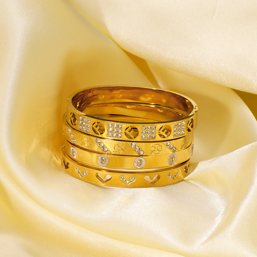 Bracciale in Acciaio Inossidabile a Forma di Cuore e Trifoglio Minimalista con Lettera, Design Traforato e Placcatura Sottovuoto in Oro 18K