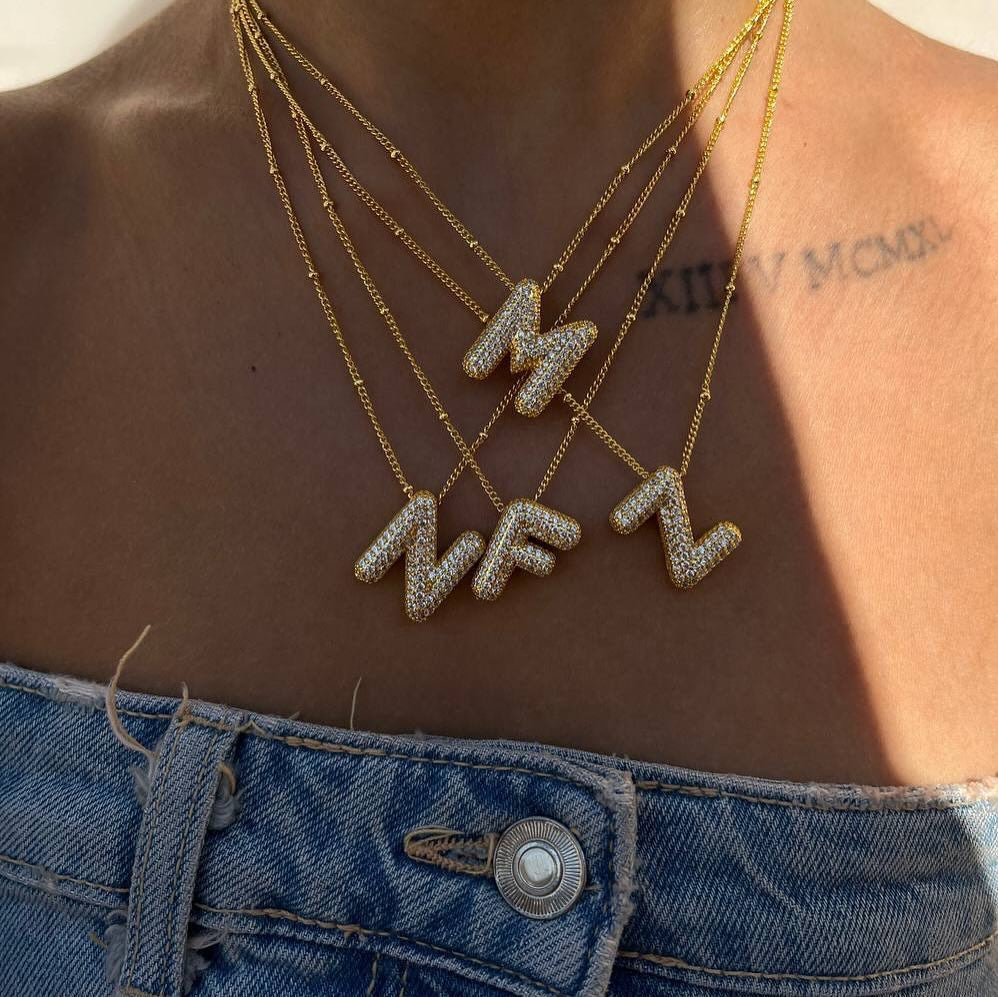Collana da Donna con Ciondolo a Lettera, Design Geometrico Minimalista, in Ottone Placcato Oro con Zirconi Micro-Pavé