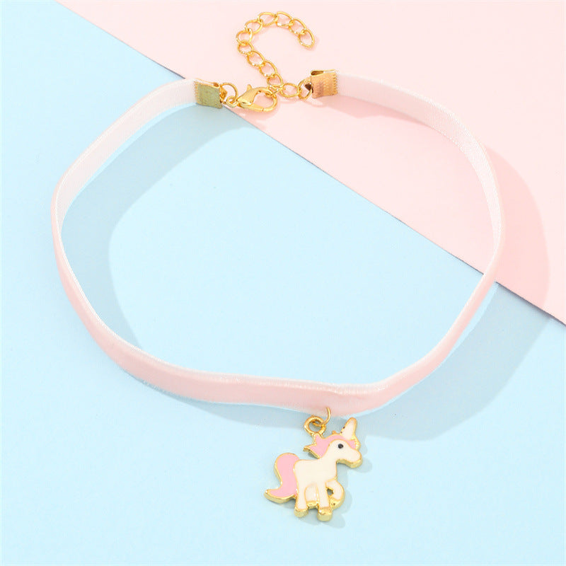 Collana con Pendente Unicorno Carino per Ragazze con Dettaglio Nastro di Raso Rosa, Costruzione in Resina Plastica, Finitura Placcata, Stile Catena alla Clavicola