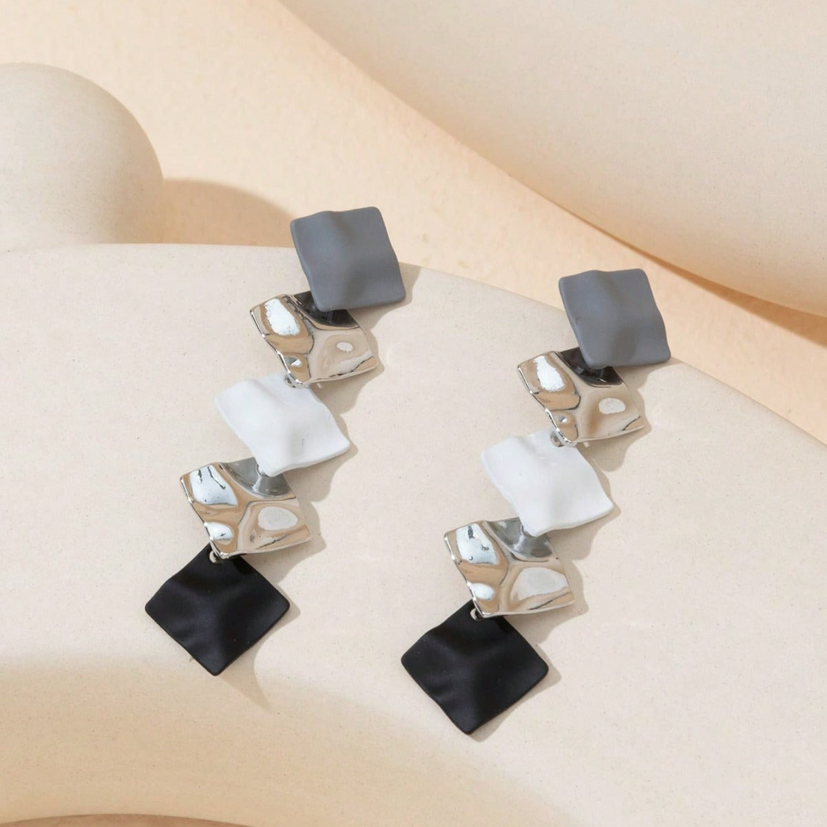 Pendientes largos colgantes minimalistas de cobre chapado con forma de onda geométrica y postes de acero inoxidable para mujer