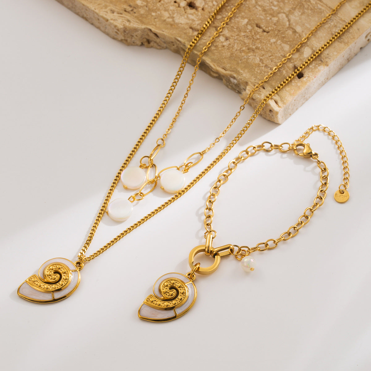 Collana con Pendente a Conchiglia Minimalista in Acciaio Inossidabile con Ciondolo in Acciaio al Titanio e Placcatura Oro da Donna