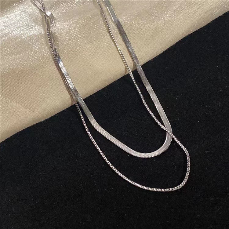 Collana da donna a doppio strato minimalista geometrica in acciaio al titanio con finitura placcata e catena snake