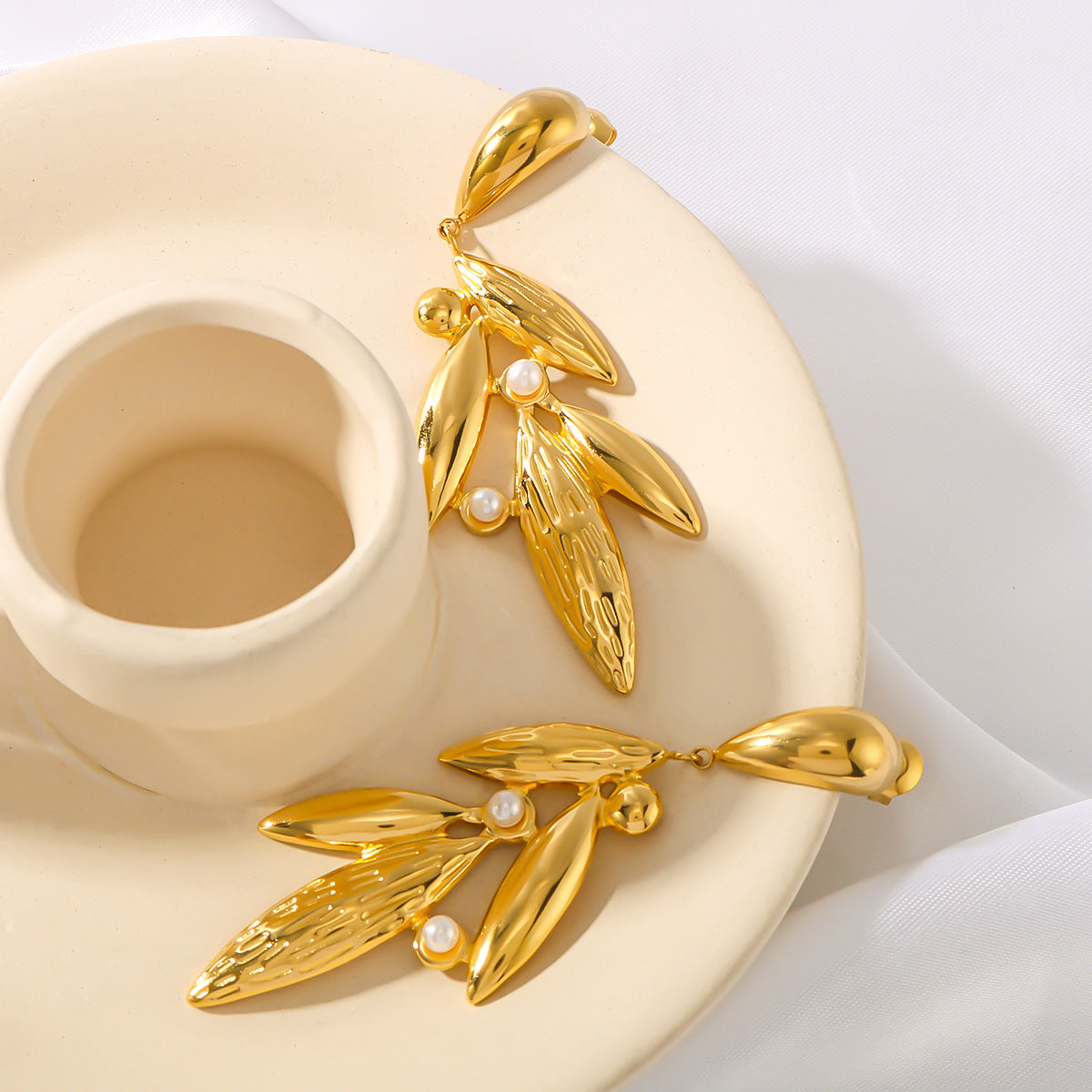 Orecchini a Foglia Geometrici in Acciaio Inossidabile con Placcatura in Oro 18K e Intarsio di Perle da Donna