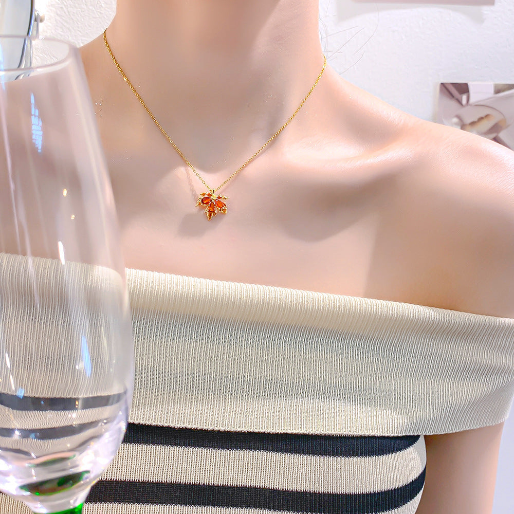 Collar con Colgante de Hoja de Arce Irregular de Diseño Original para Mujer en Acero de Titanio con Acabado de Baño