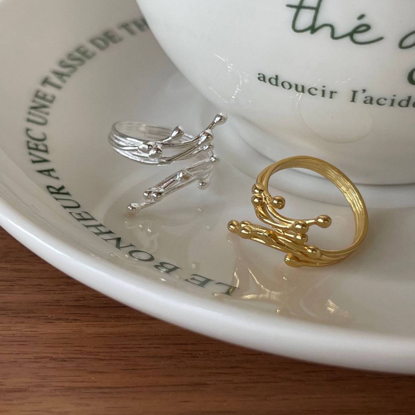 Anillo Minimalista Irregular en Forma de Rama de Plata de Ley 925 con Acentos Geométricos y Florales