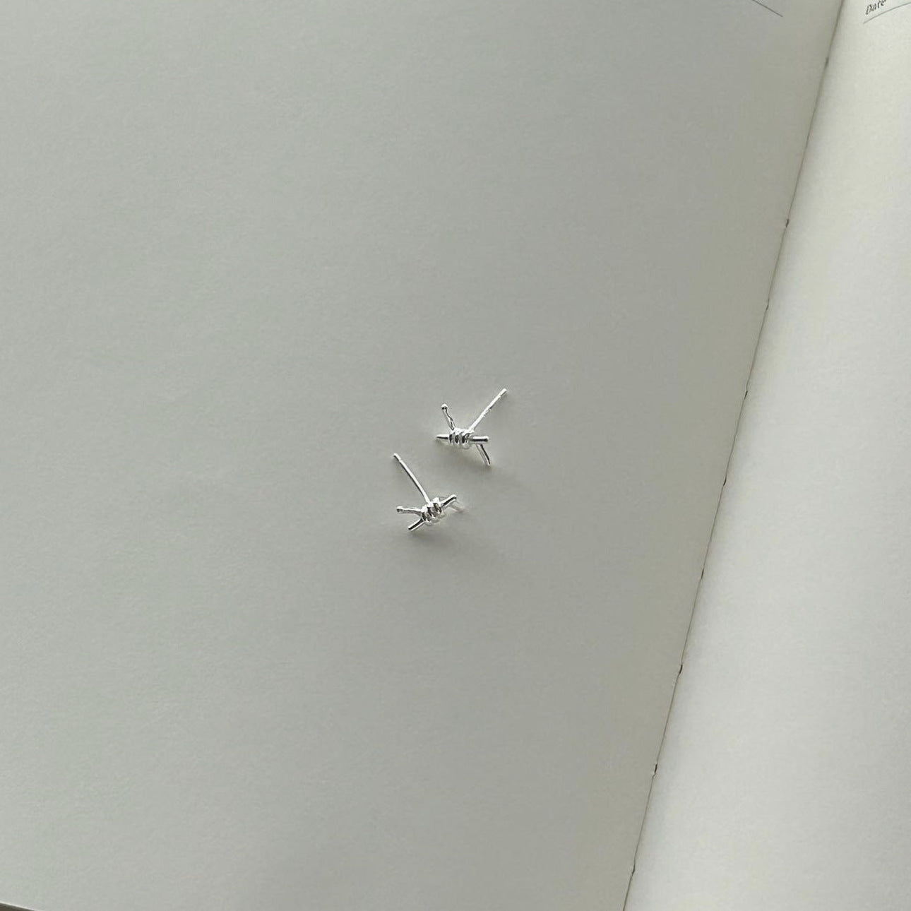 Pendientes de tuerca minimalistas de plata de ley 925 con nudo de letras geométricas