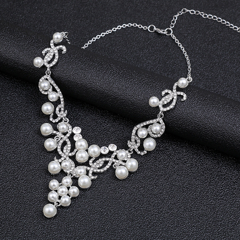 Elegante set collana e orecchini con perle e fiori per donna, pendente a forma di goccia con fiore in lega placcato oro