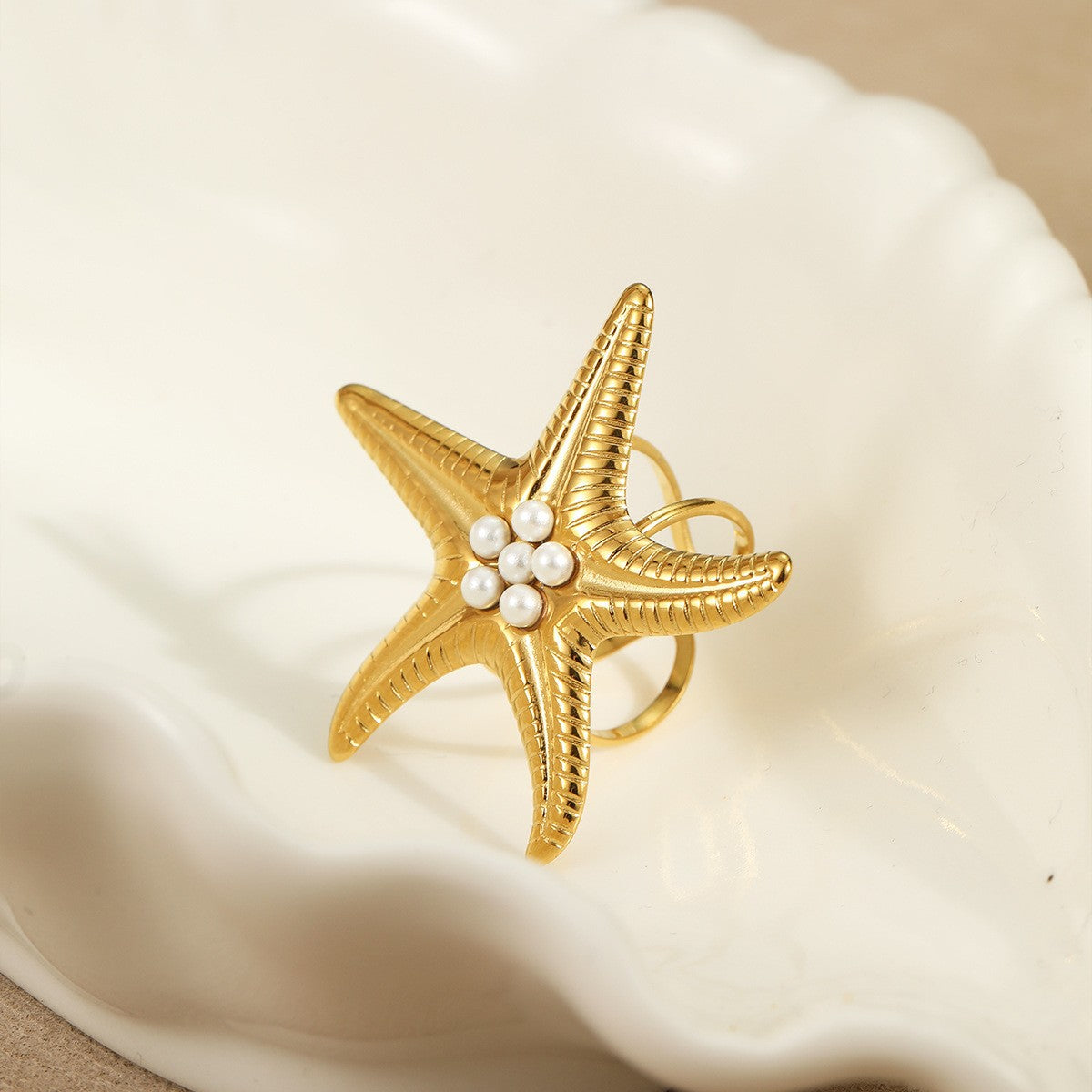 Anillo abierto de acero inoxidable de lujo inspirado en el océano con diseño de concha y estrella de mar para mujer