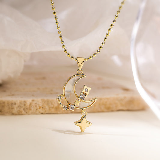 Collana con Pendente Minimalista a Stella e Luna per Donna con Base in Rame Placcato Oro 18K con Intarsio in Zirconi e Accenti di Conchiglia