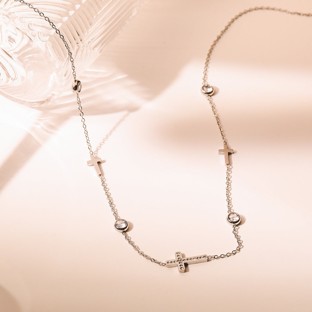 Collana con Ciondolo a Croce Minimalista da Donna in Acciaio al Titanio con Placcatura in Oro Vero e Intarsio di Zirconi