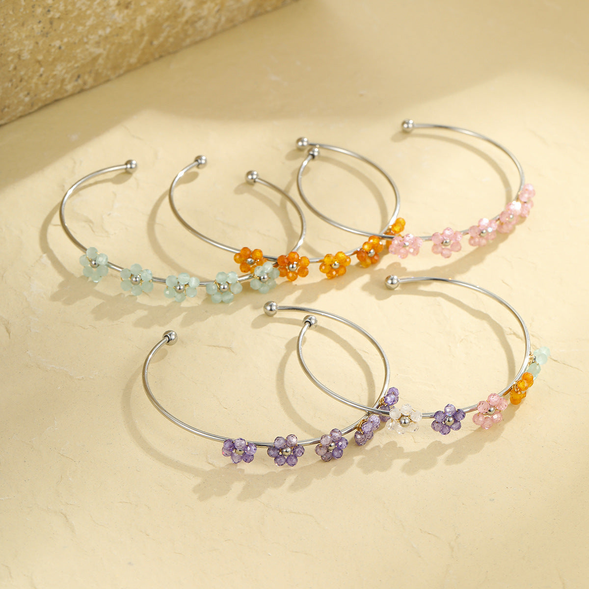 Bracciale da donna in acciaio inossidabile alla moda con motivi floreali, forma geometrica e finitura placcata